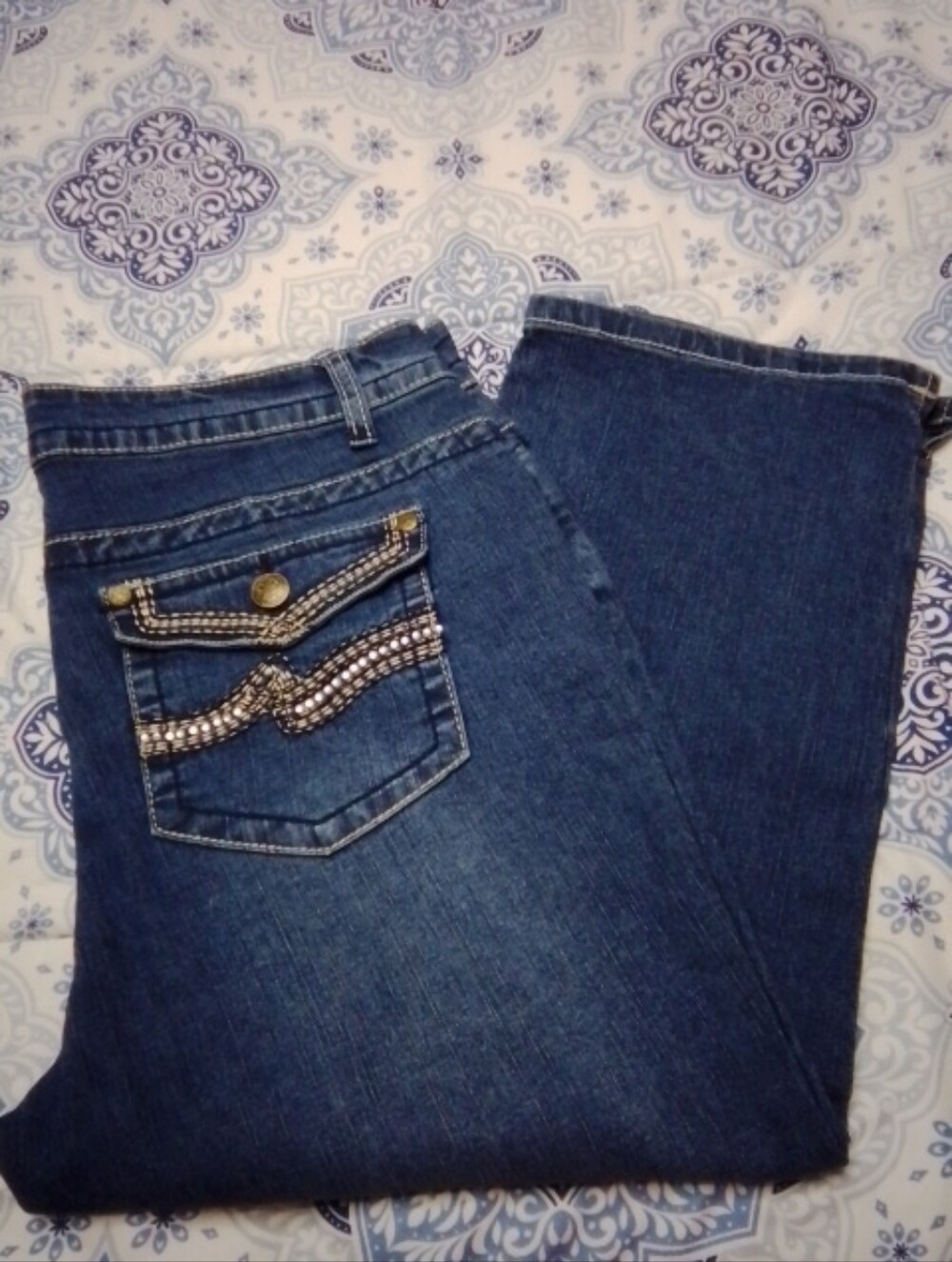 Roz & Ali Embellished Pocket Capris (Never Worn)